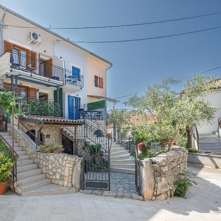 Apartmen Plus U Centru Blizu Plaze Njivice Exterior photo