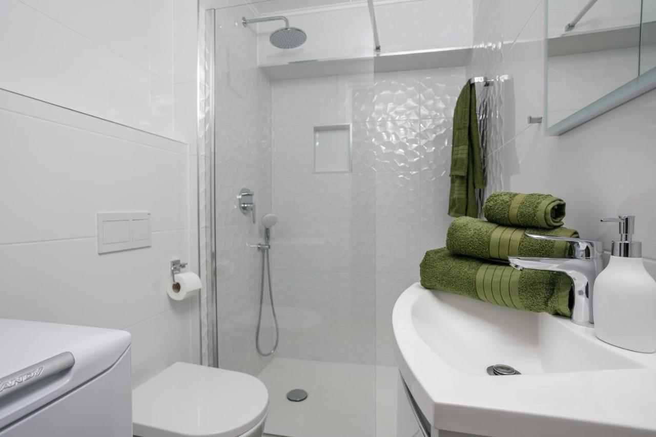 Apartmen Plus U Centru Blizu Plaze Njivice Exterior photo