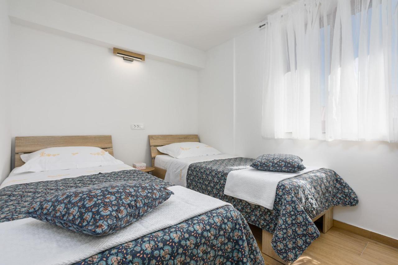 Apartmen Plus U Centru Blizu Plaze Njivice Exterior photo