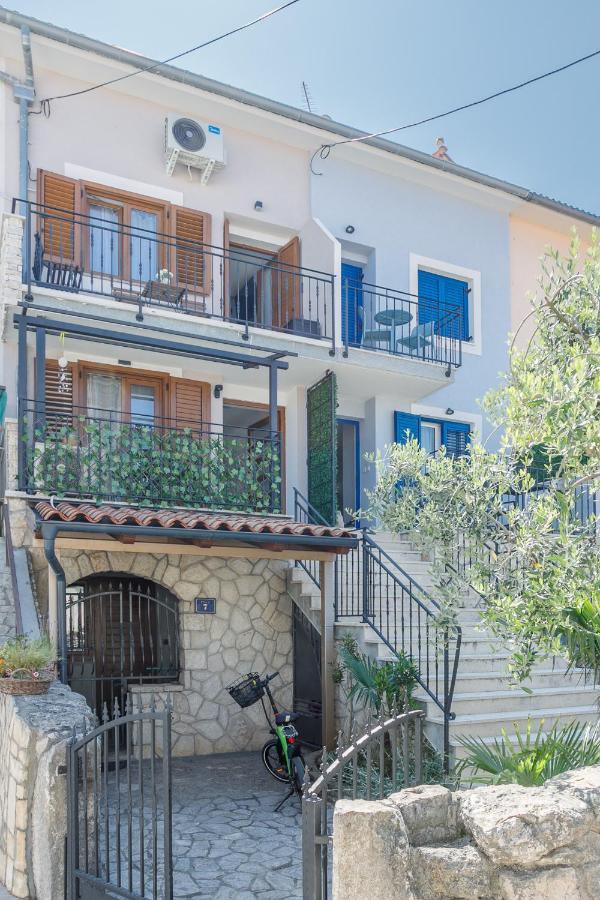 Apartmen Plus U Centru Blizu Plaze Njivice Exterior photo