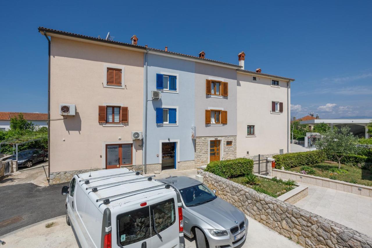 Apartmen Plus U Centru Blizu Plaze Njivice Exterior photo