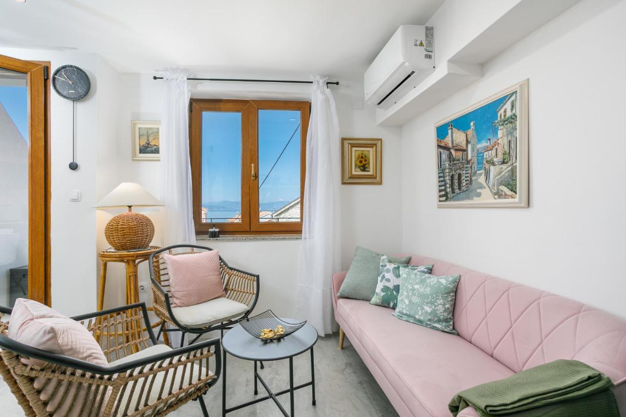 Apartmen Plus U Centru Blizu Plaze Njivice Exterior photo