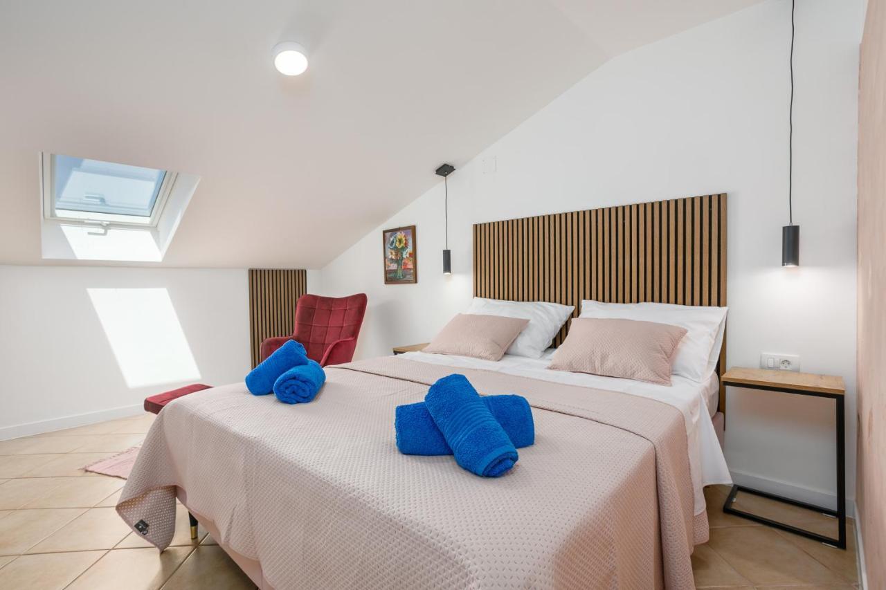 Apartmen Plus U Centru Blizu Plaze Njivice Exterior photo